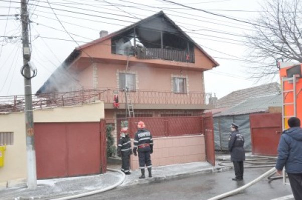 Le-a luat foc casa în prag de iarnă